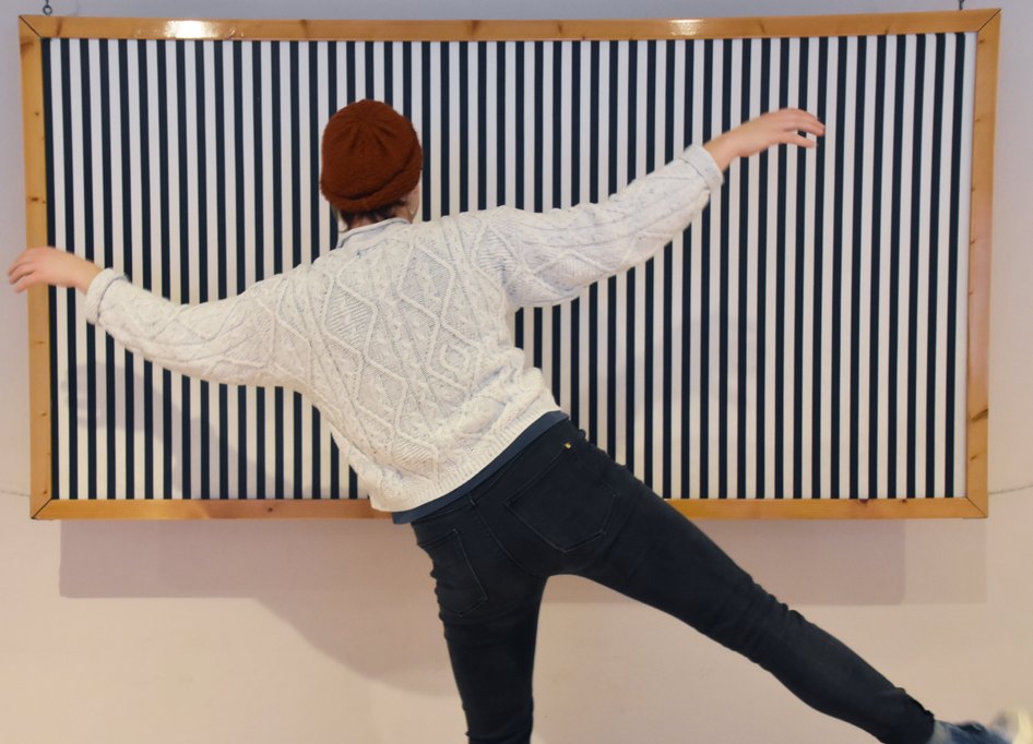 Gleichgewicht vor der Wackelwand behalten.